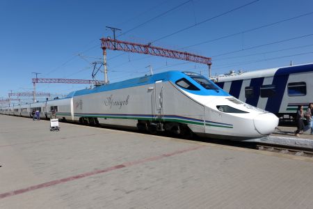 Rychlovlak Afrosiyob obdobně jako naše pendolino nemůže často jet svou maximální rychlostí.